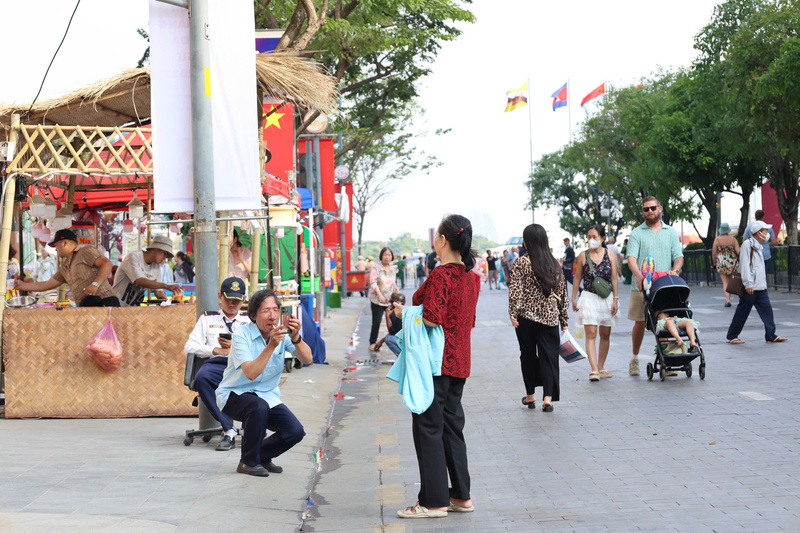 Người dân và du khách tranh thủ chụp ảnh, tận hưởng không khí Tết sớm tại khu vực trung tâm TP.Hồ Chí Minh dù đường hoa chưa chính thức mở cửa. Ảnh: Minh Anh.