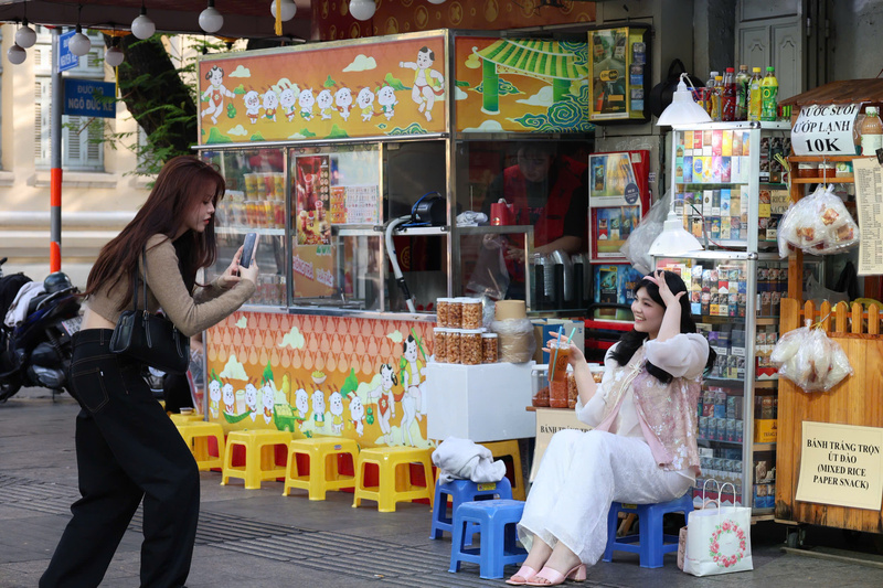 TP. Hồ Chí Minh: Người dân háo hức chờ mở cửa Đường hoa Nguyễn Huệ - 10
