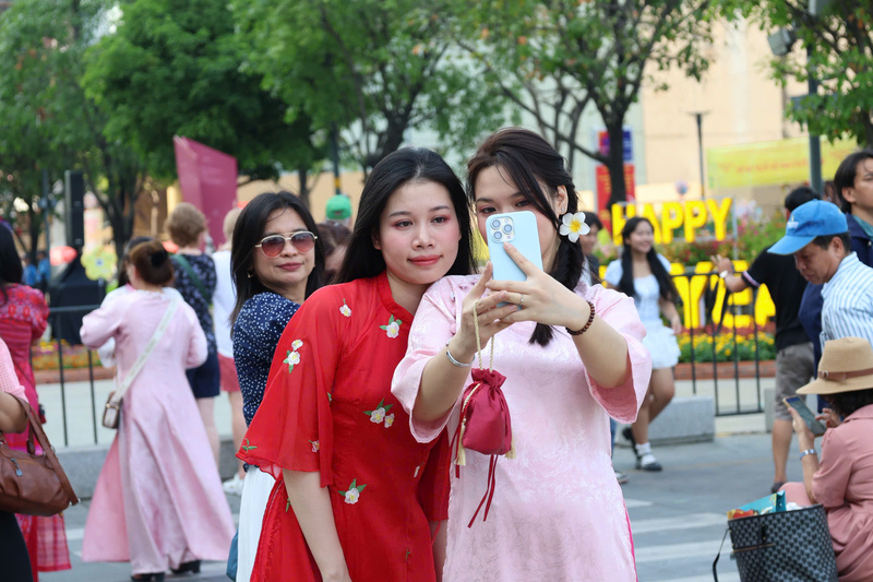 Nhiều bạn trẻ đã chuẩn bị trang phục và phụ kiện từ sớm để có những khung hình đẹp nhất trước giờ mở cửa chính thức. Ảnh: Minh Anh.