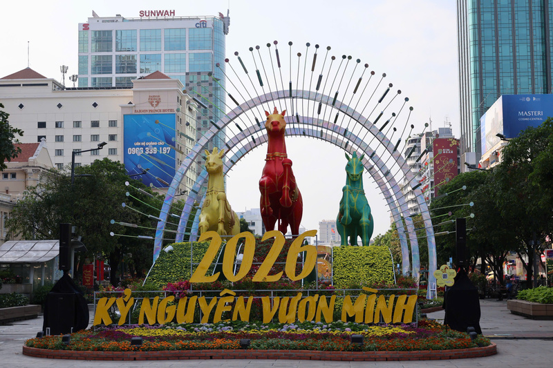 Khu vực cuối đường hoa Nguyễn Huệ rực rỡ với cụm linh vật ngựa đa sắc và thông điệp "Kỷ nguyên vươn mình". Ảnh: Minh Anh.