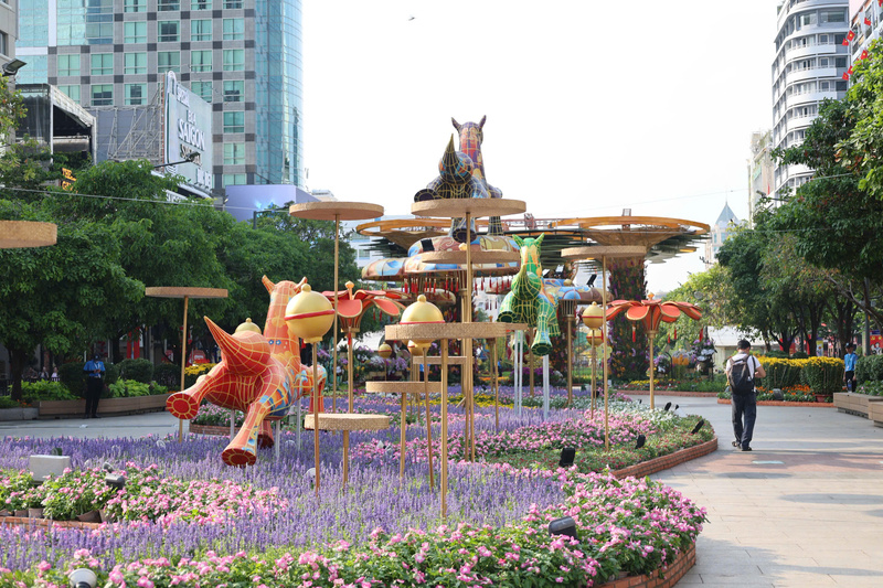 Các tiểu cảnh linh vật ngựa lấy cảm hứng từ truyền thuyết được bố trí dọc tuyến đường hoa với màu sắc và tạo hình sáng tạo. Ảnh: Minh Anh.