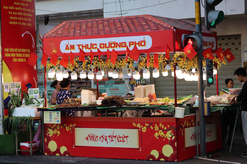 Các gian hàng ẩm thực đường phố được trang trí bắt mắt, bắt đầu nhộn nhịp phục vụ du khách dạo chơi sớm. Ảnh: Minh Anh.