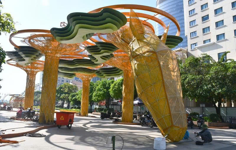 Cận cảnh đại cảnh “Nhất mã thong dong” - linh vật ngựa cao gần 7m kỷ lục tại Đường hoa Nguyễn Huệ Tết Bính Ngọ 2026. Ảnh: Thanh Minh.