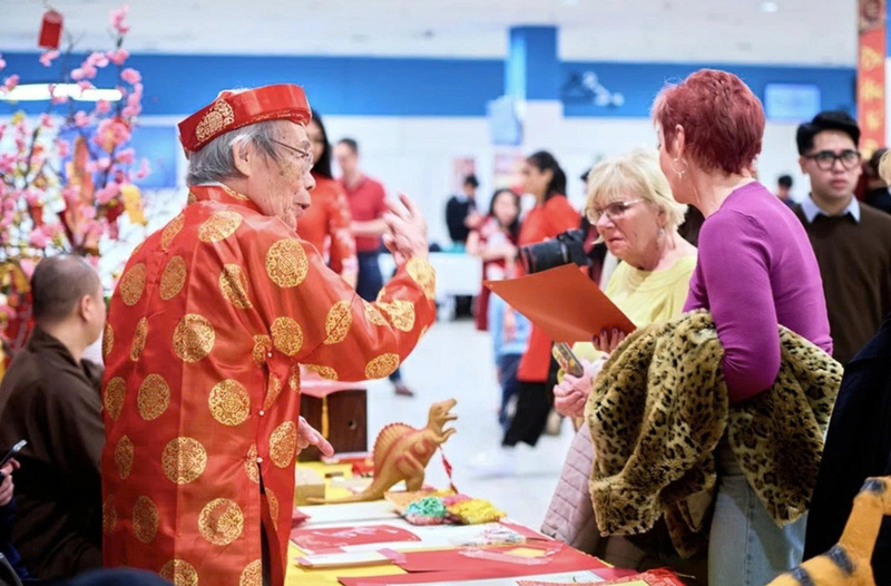 Không gian Tết được tái hiện đậm sắc xuân với cành đào, cành mai, câu đối đỏ, mâm ngũ quả; góc thư pháp, khu chụp ảnh áo dài và các gian hàng ẩm thực truyền thống tạo nên một “Việt Nam thu nhỏ” giữa Budapest.