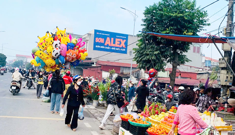 Người dân xã Quang Hưng tranh thủ mua sắm cho Tết đủ đầy. Ảnh H.V
