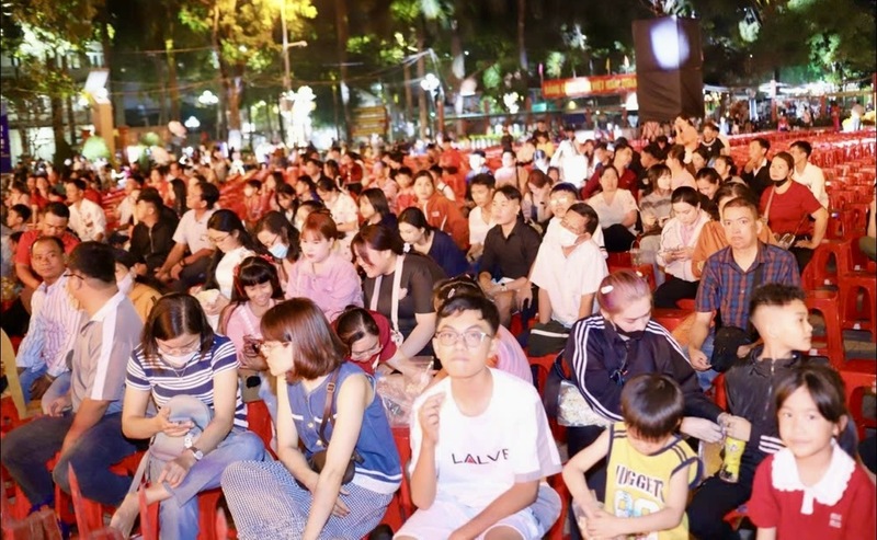 Người dân tập trung đông tại các điểm tổ chức chương trình nghệ thuật mừng Đảng – mừng xuân 2026.