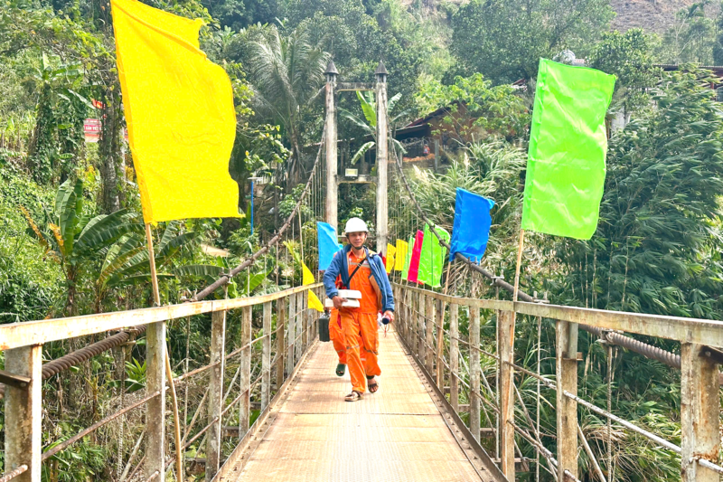 Những người thợ điện miền núi cao TP. Đà Nẵng lặng thầm tuần tra đường dây, kiểm tra thiết bị, trực vận hành xuyên Tết. Ảnh: Quang Lộc