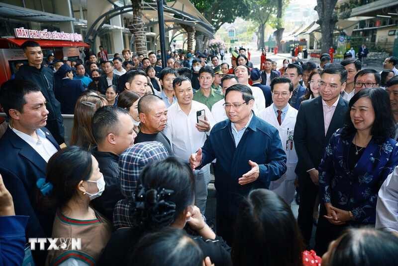 Thủ tướng Phạm Minh Chính thăm hỏi, chúc Tết người thân bệnh nhân điều trị tại Bệnh viện Bạch Mai. Ảnh: TTXVN