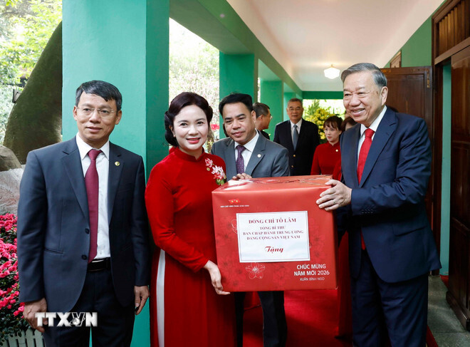 Tổng Bí thư Tô Lâm tặng quà cho cán bộ, nhân viên Khu Di tích Chủ tịch Hồ Chí Minh trong Phủ Chủ tịch. Ảnh: TTXVN