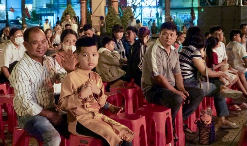 Đồng bằng sông Cửu Long rộn ràng sắc xuân, nô nức đón giao thừa - 4