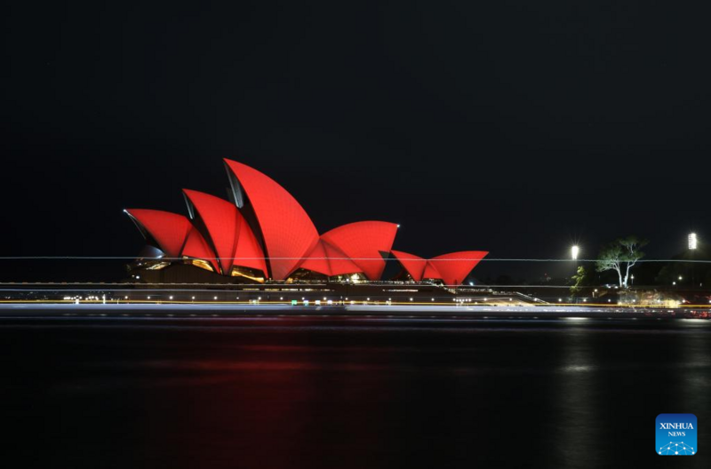 Nhà hát Opera Sydney được thắp sáng bằng sắc đỏ nhằm chào mừng tết Nguyên đán 2026 tại Sydney, Australia. Ảnh: Xinhua