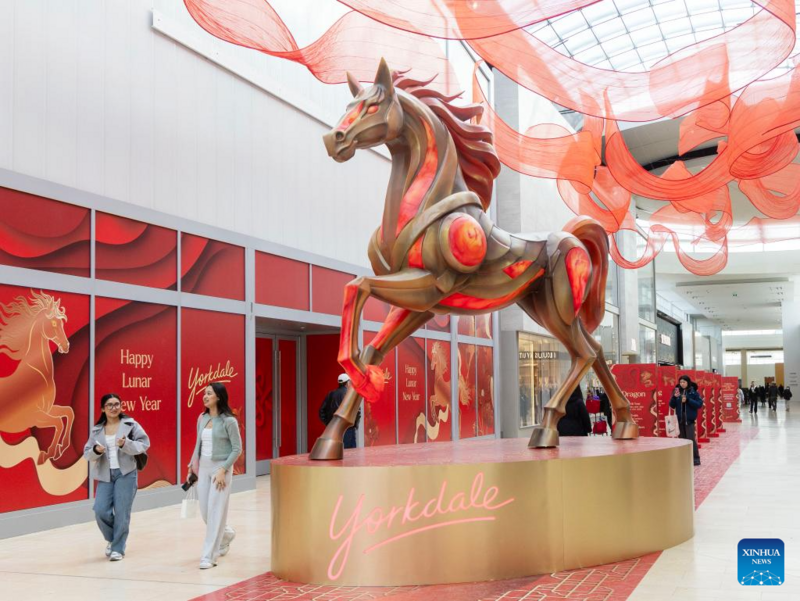 Mô hình trang trí chủ đề con ngựa được trưng bày tại một trung tâm thương mại ở Toronto (Canada). Ảnh: Xinhua