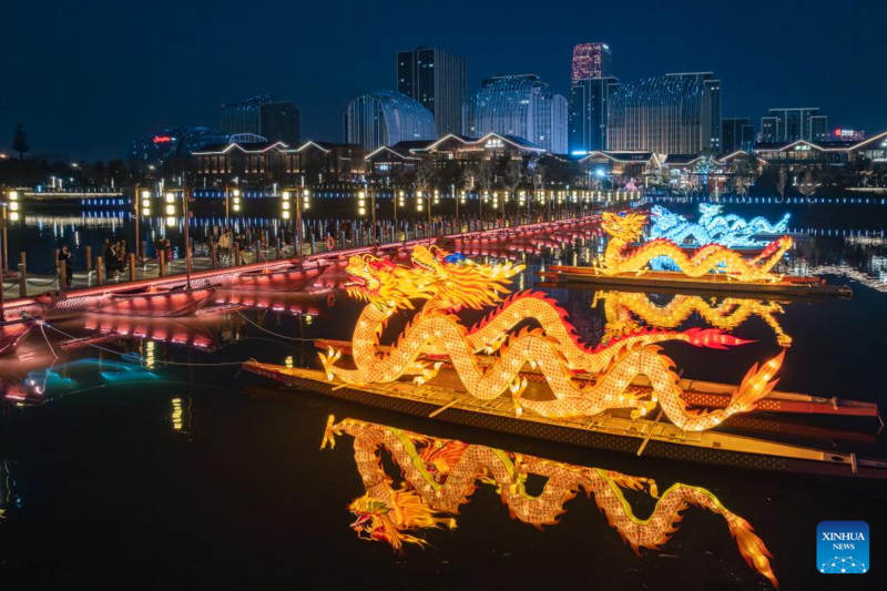 Các cụm đèn lồng được thắp sáng dọc sông Ngô Giang tại thành phố Kim Hoa, tỉnh Chiết Giang, miền Đông Trung Quốc. Ảnh: Xinhua