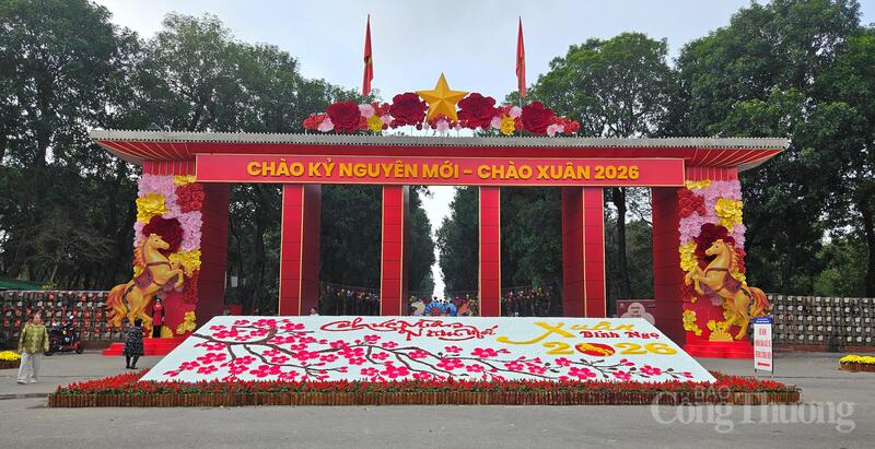 Cổng chính công viên Thống Nhất được trang trí rực rỡ hơn thường ngày.