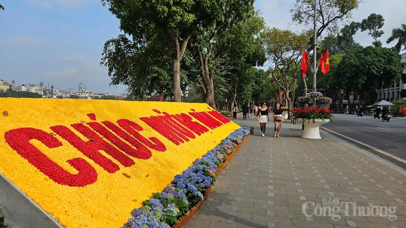 Các tuyến phố xung quanh hồ Hoàn Kiếm được trang trí rợp sắc hoa.