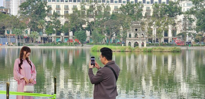 Người dân đổ về hồ Hoàn Kiếm từ sớm, tạo không khí náo nức trước giao thừa.