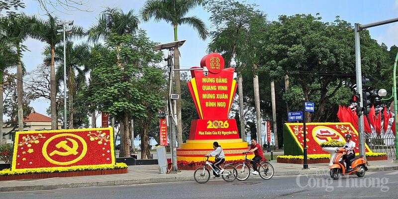 Phố Thụy Khuê rực rỡ sắc xuân.