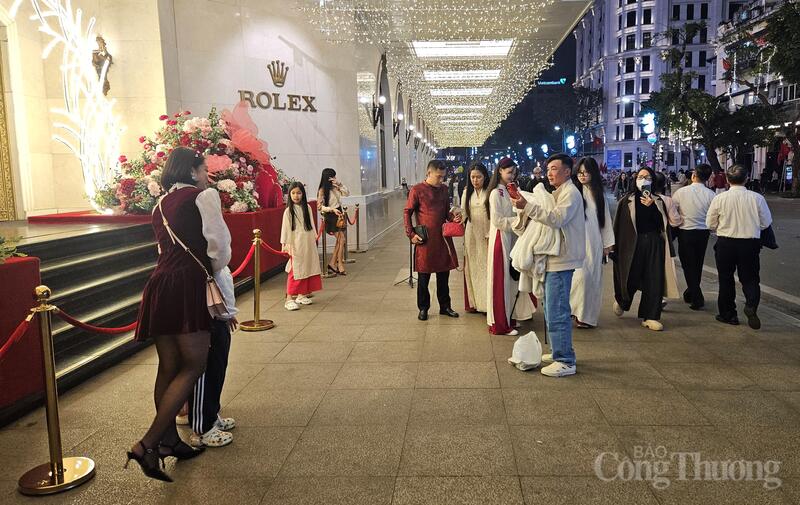 Người dân tranh thủ ghi lại khoảnh khắc sum vầy bằng những bức ảnh kỷ niệm.