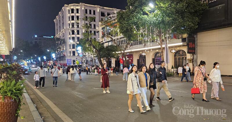 Người dân Thủ đô đang nô nức đổ về khu vực hồ Hoàn Kiếm.