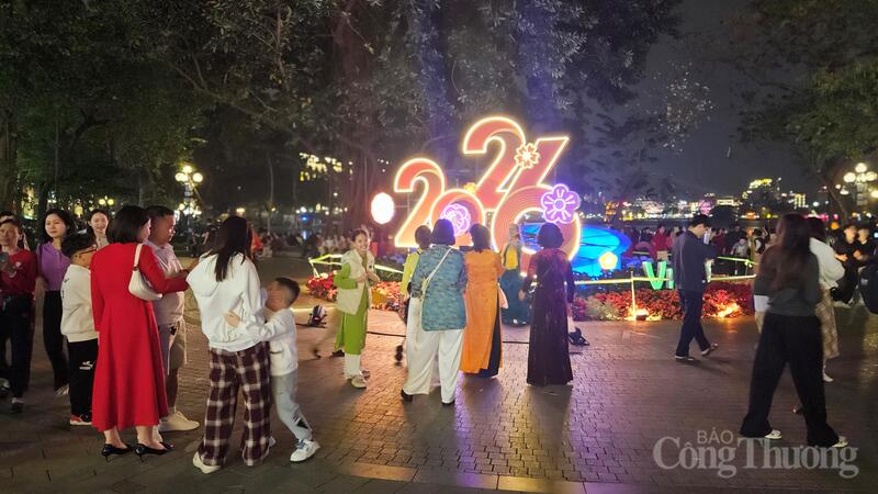 Người dân tập trung gần hồ để đón chờ giây phút giao thừa sắp tới.