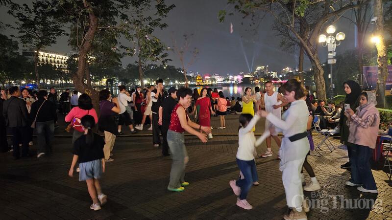 Không khí hân hoan, vui tươi đón khoảng khắc bước sang năm mới của người dân Thủ đô.