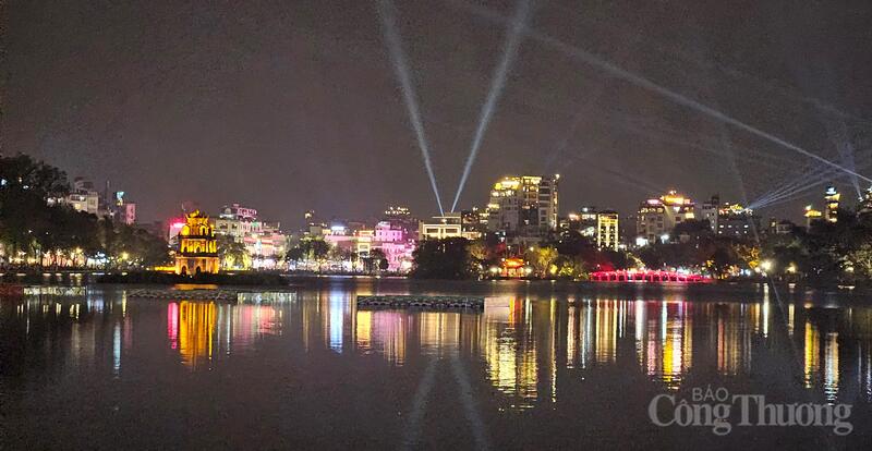 Ánh sáng nghệ thuật phản chiếu xuống mặt hồ tạo nên khung cảnh rực rỡ, ấn tượng.