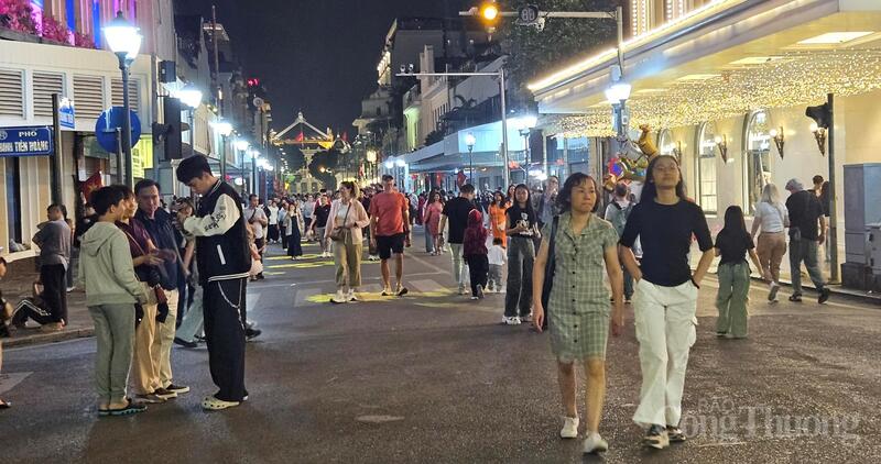 Dòng người đông đúc, chậm rãi hướng về hồ Hoàn Kiếm.