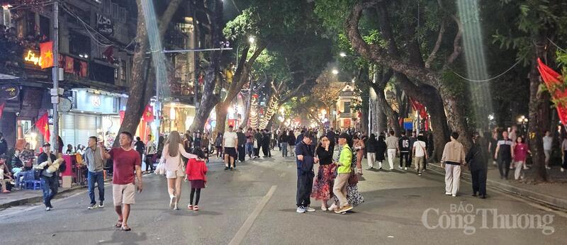 Càng về khuya, khu vực phố Hàng Khay bên cạnh hồ mật độ người dân ngày càng đông đúc.