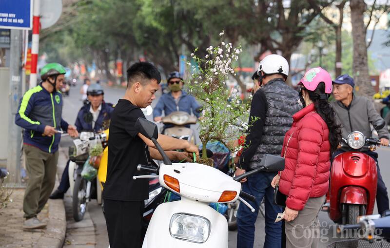 Tiểu thương và người mua tất bật ngày cuối cùng của năm cũ.