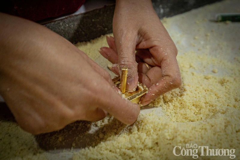 Khuôn in bánh được làm bằng đồng, có dáng hình vuông.