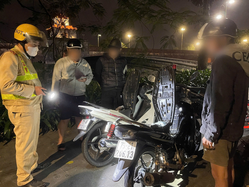 Lực lượng Công an thành phố Huế xử lý nghiêm các thanh thiếu niên chạy xe đánh võng, nẹt pô, gây mất an toàn trật tự, giao thông. Ảnh: Nguyễn Tuấn