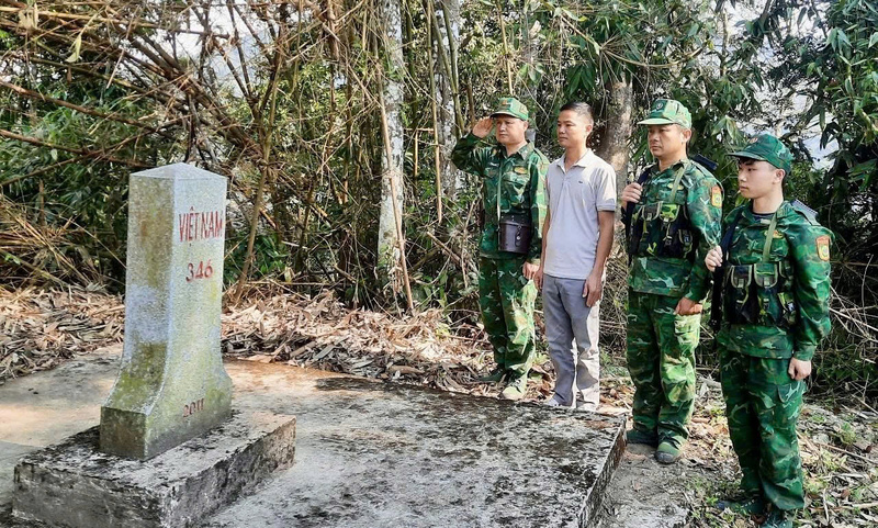 Người dân tự nguyện cùng với lực lượng chức năng bảo vệ cột mốc ở Thanh Hóa. Ảnh: Phương Phạm