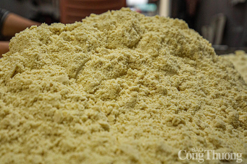 Đâu xanh trải qua nhiều giai đoạn, xay nhỏ, làm mịn nhuyễn, trộn với đường trước khi cho vào khuôn in.