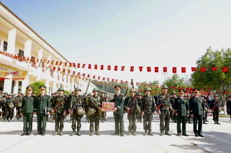 Đại tá Trịnh Đức Thiêm, Chỉ huy trưởng Bộ Chỉ huy Quân sự tỉnh Điện Biên trao quà Tết đến từng chiến sĩ. Ảnh: CTV