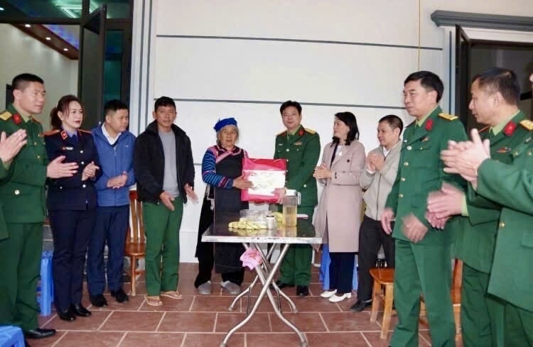 Đại tá Trịnh Đức Thiêm, Chỉ huy trưởng Bộ Chỉ huy Quân sự tỉnh Điện Biên tặng quà gia đình chính sách tại xã Sín Thầu nhân dịp tết Nguyên đán Bính Ngọ 2026. Ảnh: CTV