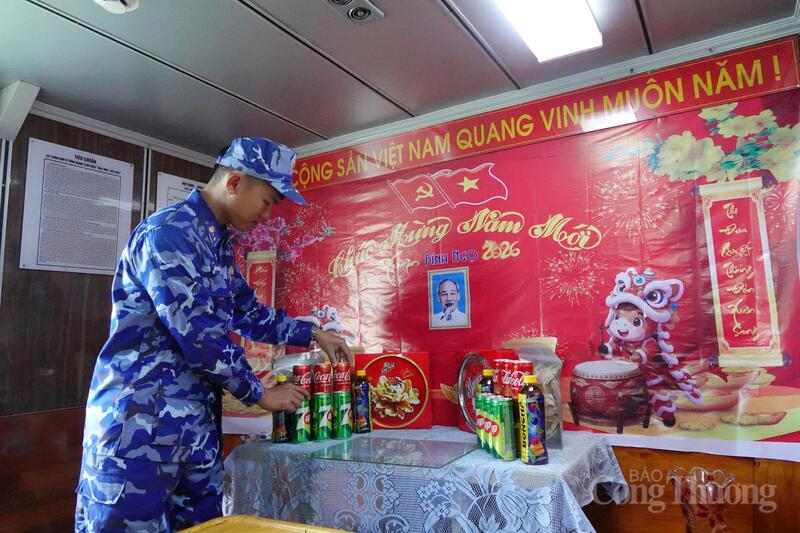 Trung úy Đào Văn Quyết lần đầu tiên được tham gia nhiệm vụ trực xuyên Tết trên biển.