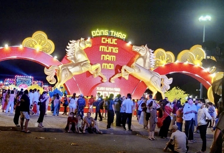 Người dân đổ về trung tâm để tham gia hoạt động văn hóa, giải trí và xem biểu diễn nghệ thuật tại Đồng Tháp.