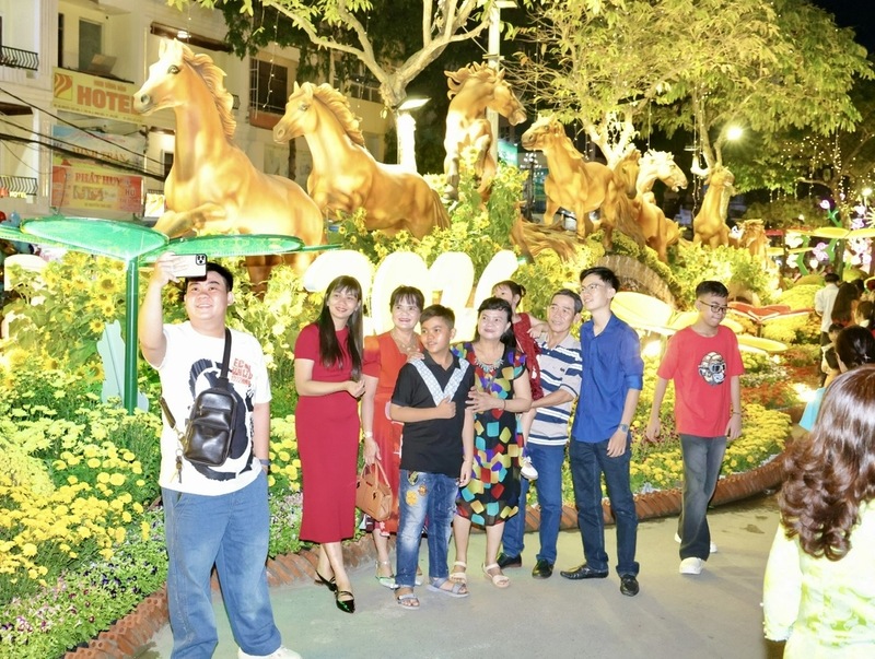 Nhiều gia đình tranh thủ đưa trẻ nhỏ đến sớm để chụp hình, ngắm cảnh.