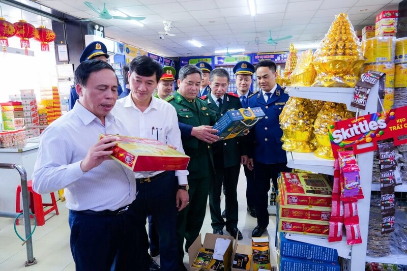 Ngành Công Thương Nghệ An tăng cường phối hợp kiểm tra, kiểm soát thị trường, đấu tranh chống buôn lậu, gian lận thương mại, hàng giả. Ảnh: Mai Liễu