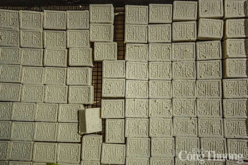 Sấy bánh trên than hồng với độ nóng vừa phải.