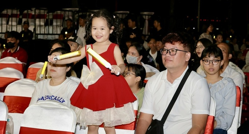 Đông đảo người dân và du khách đã có mặt tại Công viên Sông Hậu.