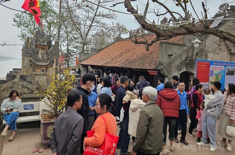 Đền Độc Cước là điểm lựa chọn của du khách thập phương mỗi dịp đầu xuân năm mới.