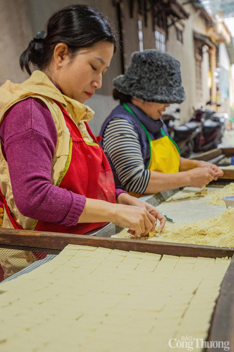 Bánh sau khi in xong được sấy cho cứng để dễ gói và bảo quản.