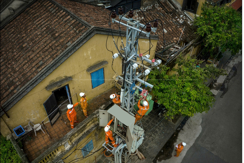 Vệ sinh trạm biến áp phục vụ cấp điện tết Nguyên đán tại khu vực phố cổ Hội An. Ảnh: Hồng Phụng