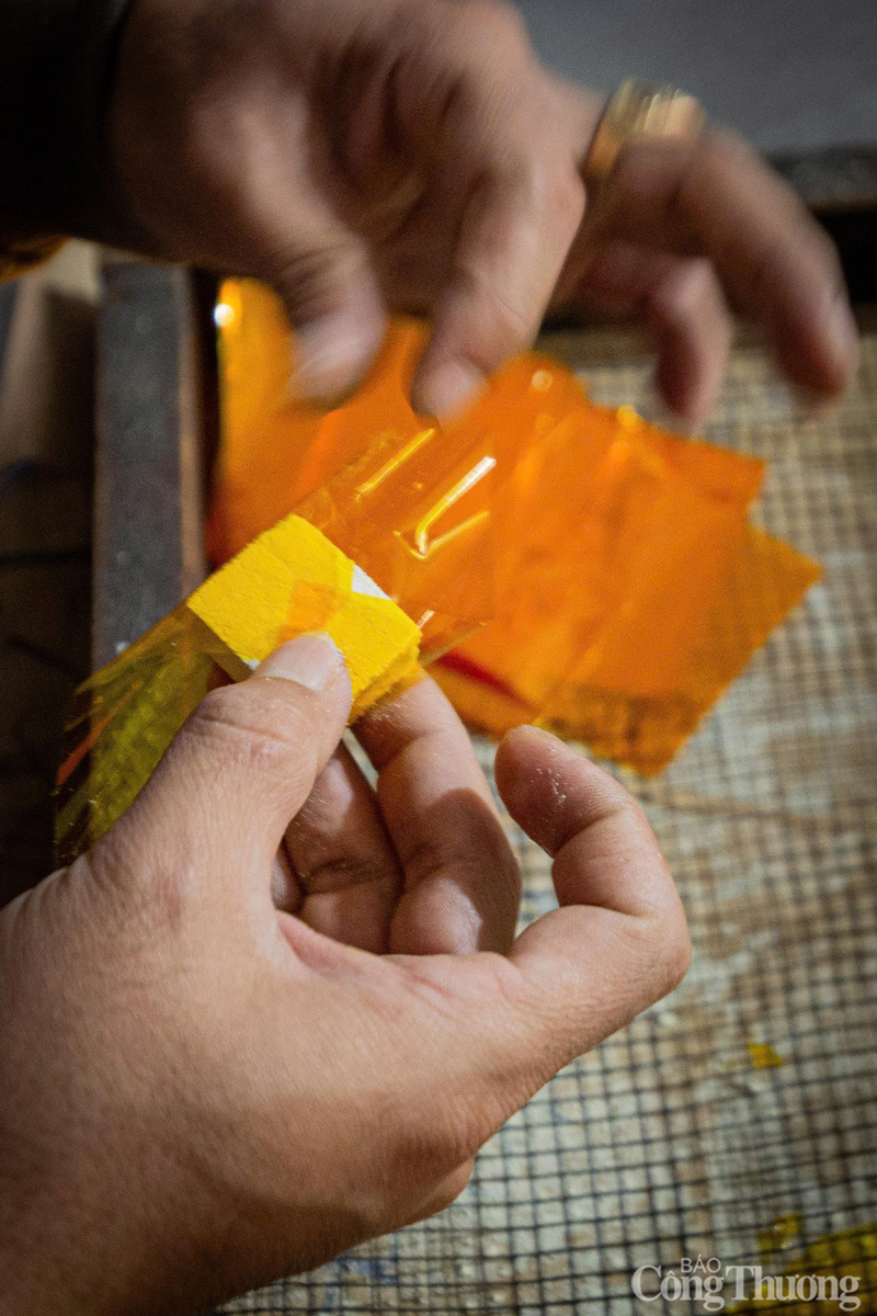 Sau khi sấy cứng, những chiếc bánh in được khéo léo gói lại trong giấy bóng.