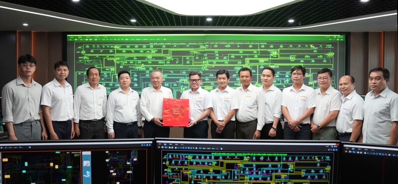 Chủ tịch HĐTV Phạm Quốc Bảo và lãnh đạo Tổng công ty Điện lực TP. Hồ Chí Minh kiểm tra công tác ứng trực, vận hành hệ thống đảm bảo điện dịp Tết trên địa bàn TP. Hồ Chí Minh tại Trung tâm Điều độ Hệ thống điện tối ngày 16/2/2026. Ảnh: EVNHCMC