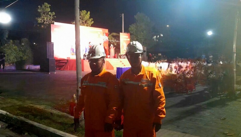 Công nhân Công ty Điện lực Hóc Môn trực nóng tại hai điểm ca nhạc phục vụ Tết, gồm" Khu du lịch sinh thái xã Bà Điểm và công viên trước bưu điện, đối diện trụ sở UBND huyện cũ (nay là xã Hóc Môn), nhằm đảm bảo cấp điện an toàn, không gián đoạn trong suốt thời gian diễn ra chương trình đón tối ngày 16/2/2026. Ảnh: PC Hóc môn