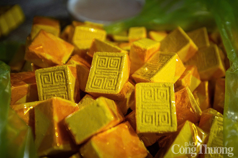 Những chiếc bánh in hoàn thành.