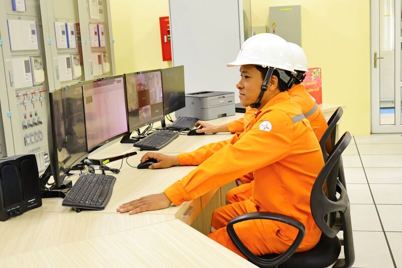 Những người 'thợ áo cam' vẫn bền bỉ giữ nguồn điện, để ánh sáng mùa xuân không chỉ soi tỏ mỗi căn nhà mà còn gửi gắm hy vọng về một năm mới tươi sáng. Ảnh: Diễm Phúc