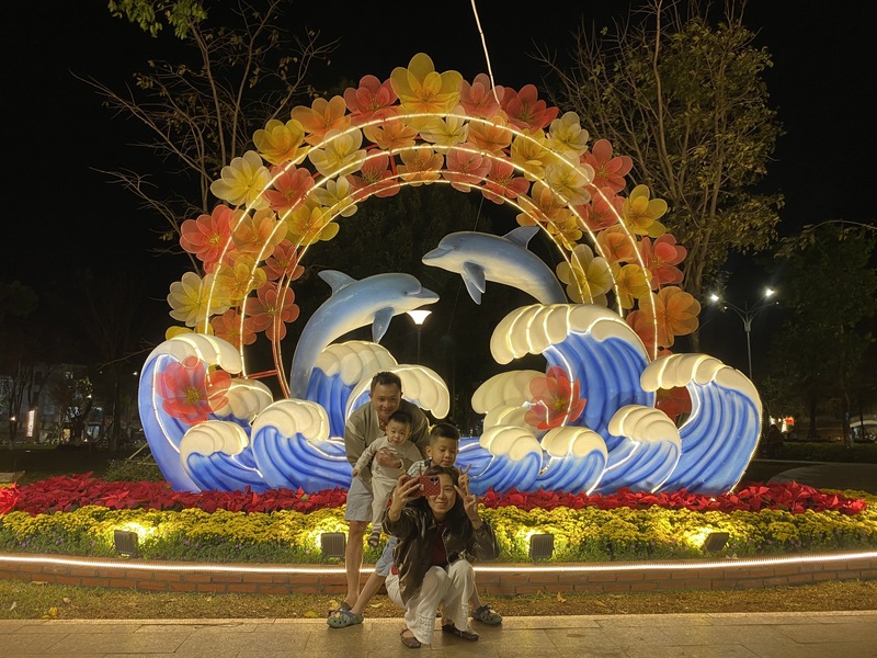 Người dân chụp ảnh lưu niệm ở phường Buôn Ma Thuột. Ảnh: Công Bắc